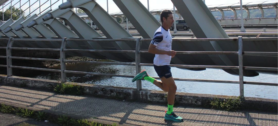 Hombre corriendo por la calle